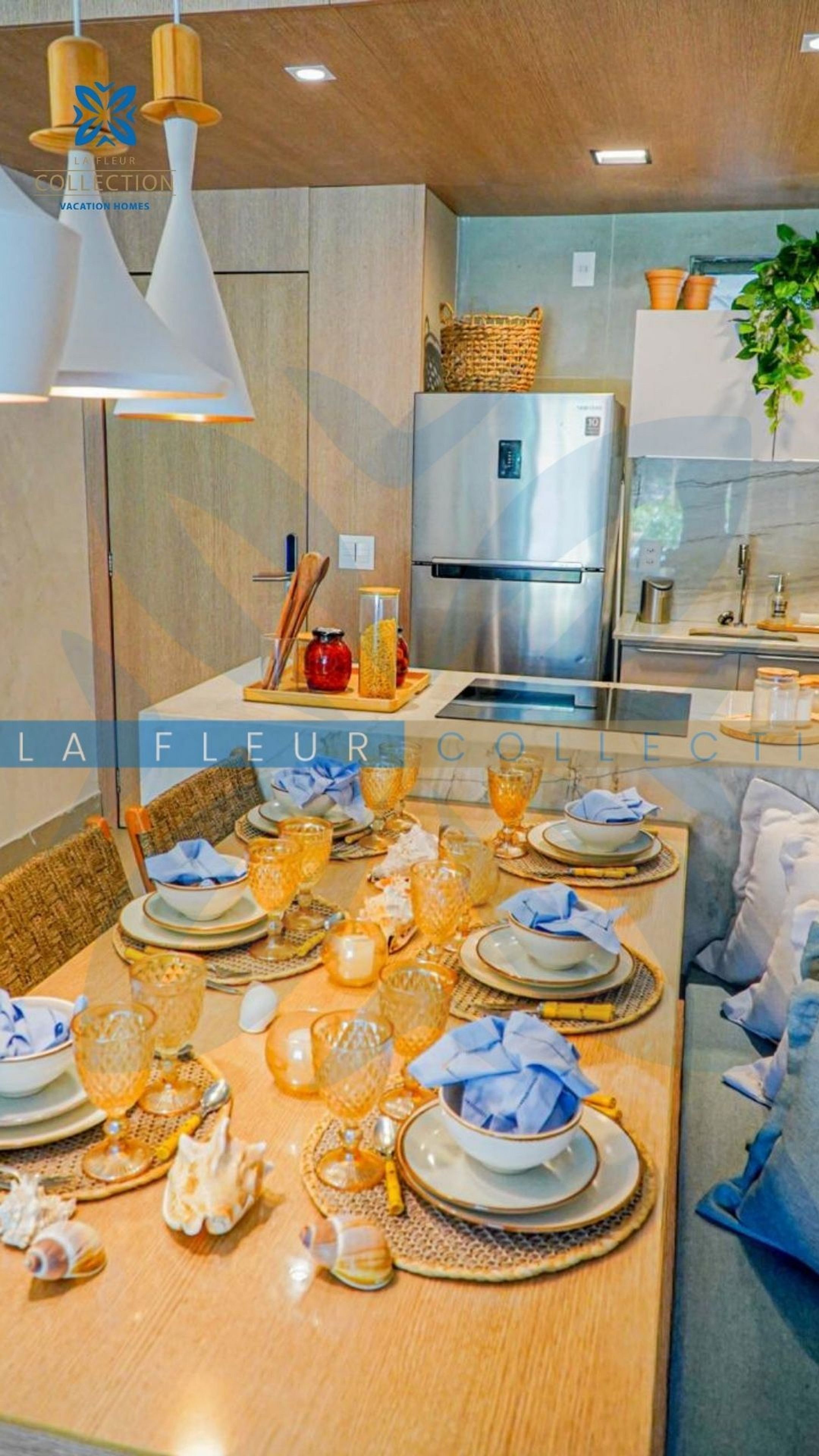 Una cocina moderna con comedor listo para una comida.