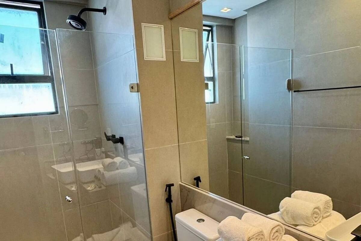 Apartamento de lujo | Baño | Ducha, artículos de higiene personal gratuitos y secador de pelo