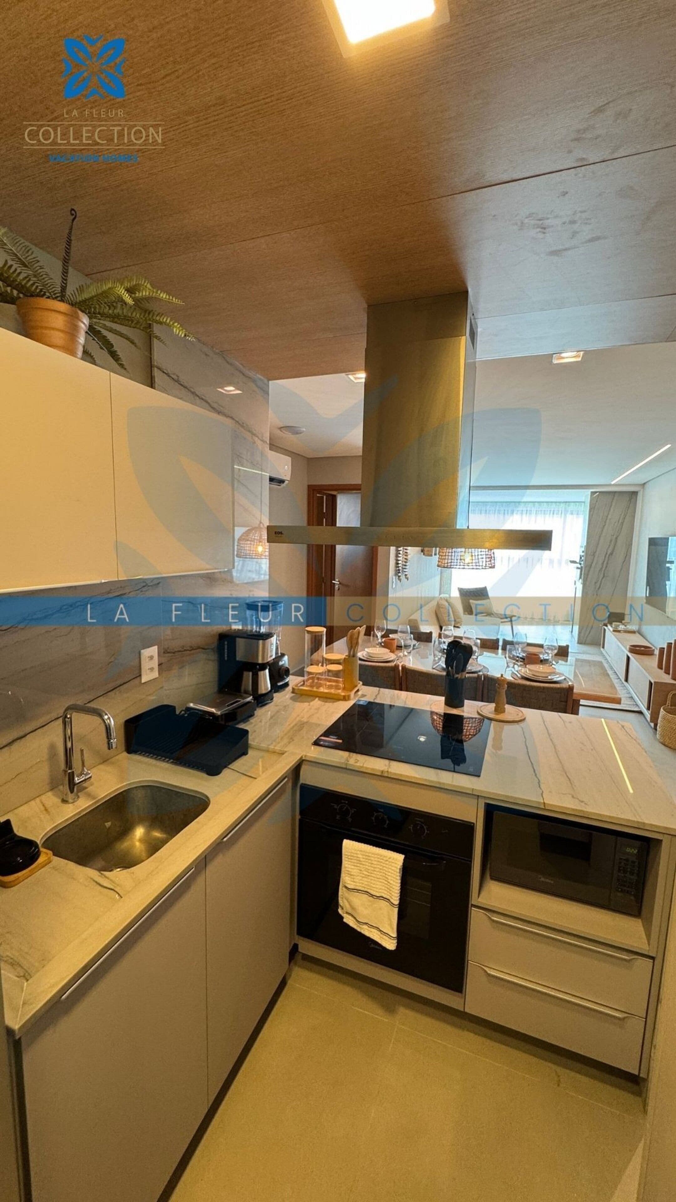 Apartemen Mewah | Dapur pribadi | Mesin pembuat kopi/teh, lemari es, microwave, dan oven