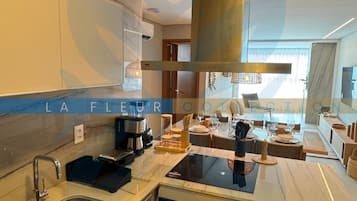 Apartemen Mewah | Dapur pribadi | Mesin pembuat kopi/teh, lemari es, microwave, dan oven