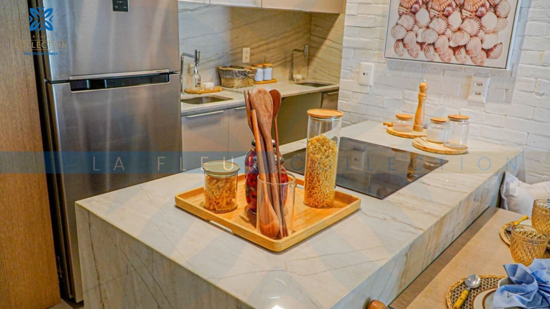 Apartamento superluxo | Cozinha privada | Geladeira, micro-ondas, fogão, cooktop
