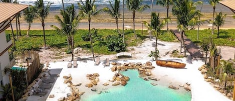 7 albercas al aire libre, sombrillas en la alberca y camastros