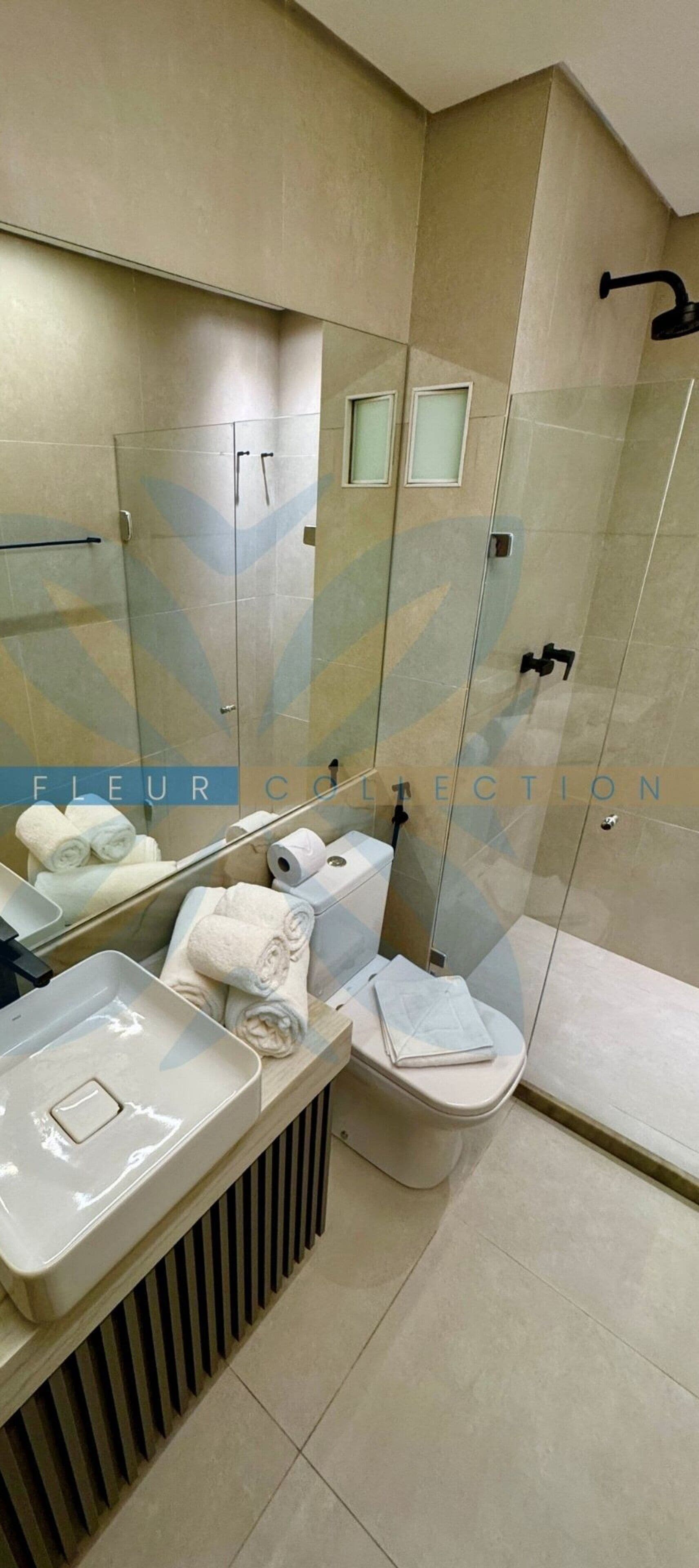 Apartamento superluxo | Banheiro | Chuveiro, produtos de toalete grátis, secador de cabelo 