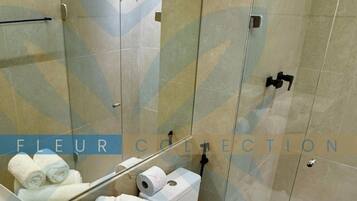 Apartamento superluxo | Banheiro | Chuveiro, produtos de toalete grátis, secador de cabelo