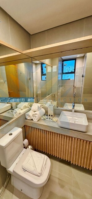 Luxury-Apartment | Badezimmer | Dusche, kostenlose Toilettenartikel, Haartrockner, Handtücher