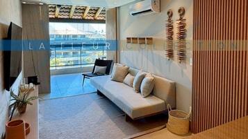 Apartamento superluxo | Área de estar | Smart TV 49 polegadas com canais digitais