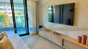 Luxe appartement | Woonruimte | Een 49-inch smart-tv met digitale zenders