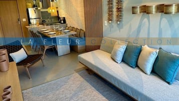 Apartamento superluxo | Área de estar | Smart TV 49 polegadas com canais digitais