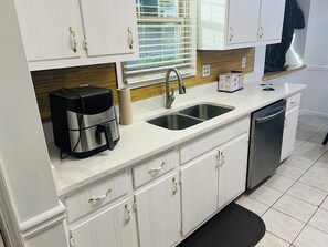 Private kitchen - Tranquil 3-bedroom house with AC in charming Snellville, close to Public Library (Snellville)