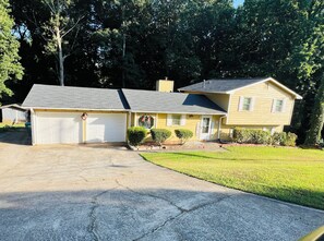 Exterior - Tranquil 3-bedroom house with AC in charming Snellville, close to Public Library (Snellville)