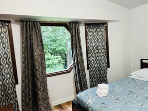 3 bedrooms, iron/ironing board, WiFi, bed sheets - Tranquil 3-bedroom house with AC in charming Snellville, close to Public Library (Snellville)