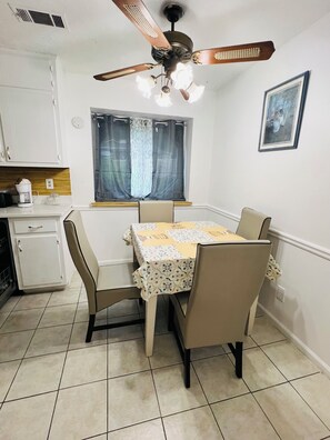 Dining - Tranquil 3-bedroom house with AC in charming Snellville, close to Public Library (Snellville)