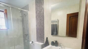 Douche, sĂšche-cheveux, serviettes fournies, savon