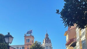 An outdoor café with tables and benches, surrounded by historic buildings and a clear sky. - Apartment San francisco Oviedo (Oviedo)