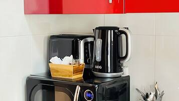 Geladeira, micro-ondas, fogão, cooktop