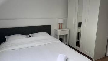 4 bedrooms, iron/ironing board, WiFi, bed sheets
