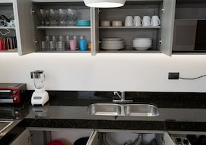 Una cucina con un lavello doppio, un tostapane e un frullatore.
