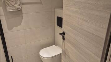 Dusche, Handtücher, Toilettenpapier