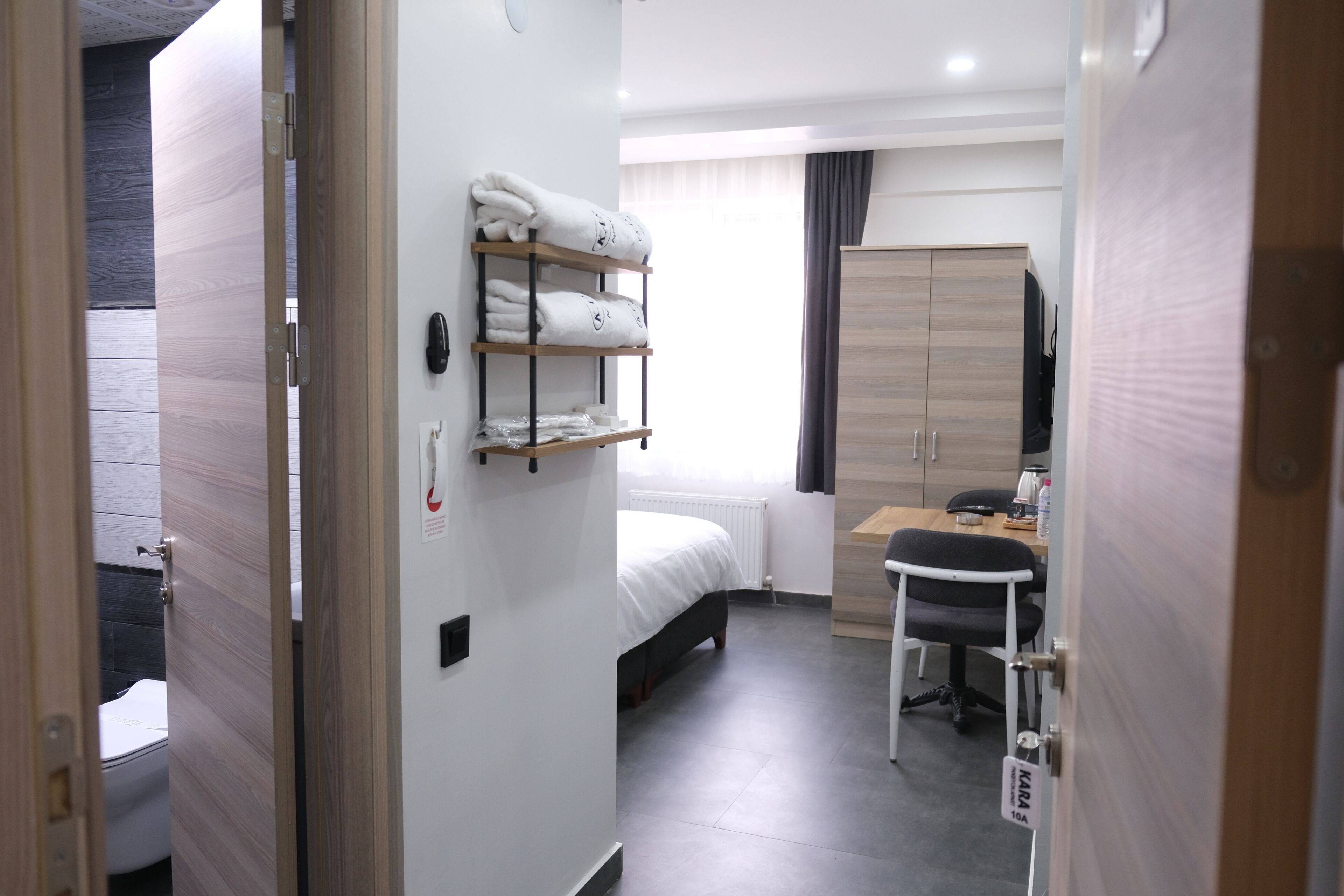 Estudio | Escritorio, cortinas blackout y tabla de planchar con plancha 