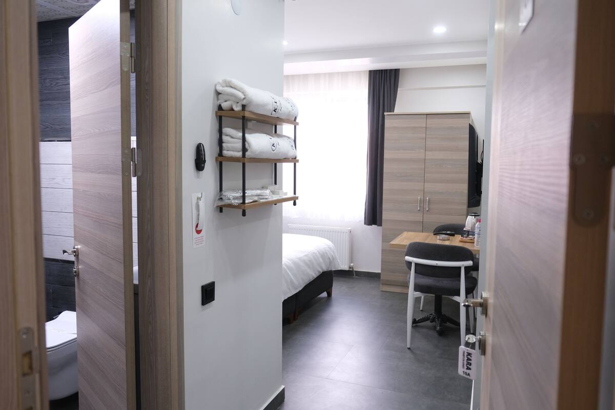 Escritorio, cortinas blackout y tabla de planchar con plancha 
