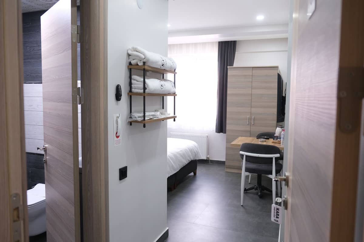 Estudio | Escritorio, cortinas blackout y tabla de planchar con plancha