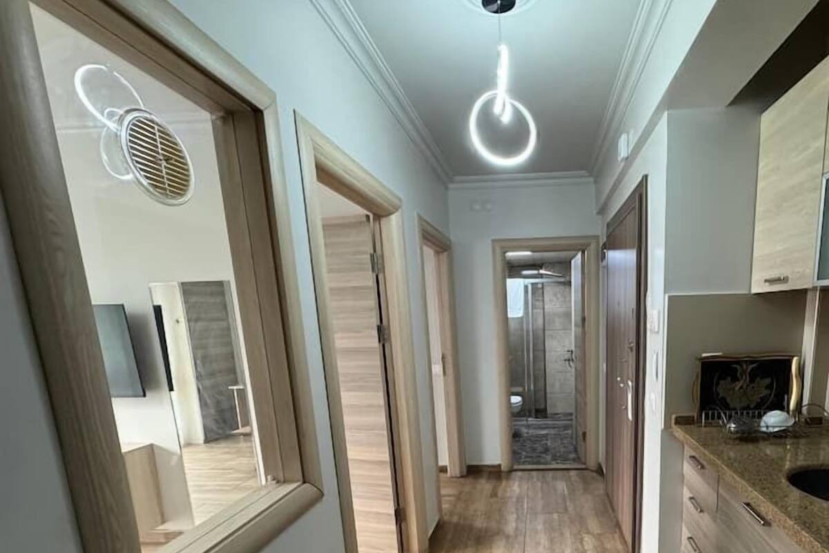 Escritorio, cortinas blackout y tabla de planchar con plancha 