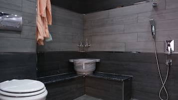 Premium-Studiosuite, 1 King-Bett, Stadtblick | Badezimmer | Kostenlose Toilettenartikel, Hausschuhe, Handtücher, Seife