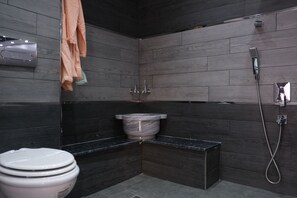 Premium Studio Suite, 1 Katil Raja (King), City View | Bilik Mandi | Kelengkapan dandanan diri percuma, selipar, tuala disediakan, sabun 