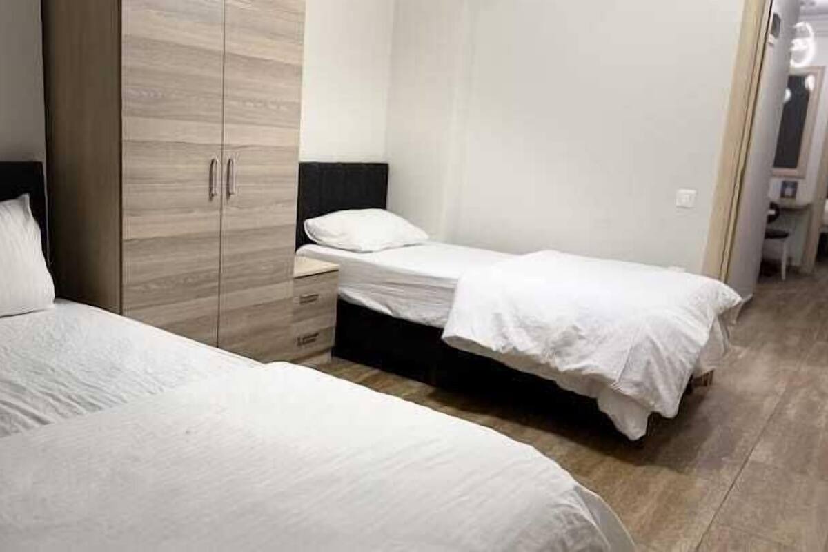 Escritorio, cortinas blackout y tabla de planchar con plancha 