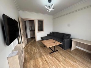 Bloc d'apartaments familiar | Sala d'estar | Televisor intel·ligent de 48 polzades amb canals digitals 