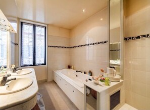 Bathroom - Vrbo Property (Agen)