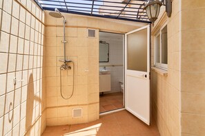 Shower, towels - Holiday Home “Laurence” with Sea View, Wi-Fi, and Air Conditioning (Nerja)