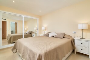 3 bedrooms, WiFi, bed sheets - Holiday Home “Laurence” with Sea View, Wi-Fi, and Air Conditioning (Nerja)