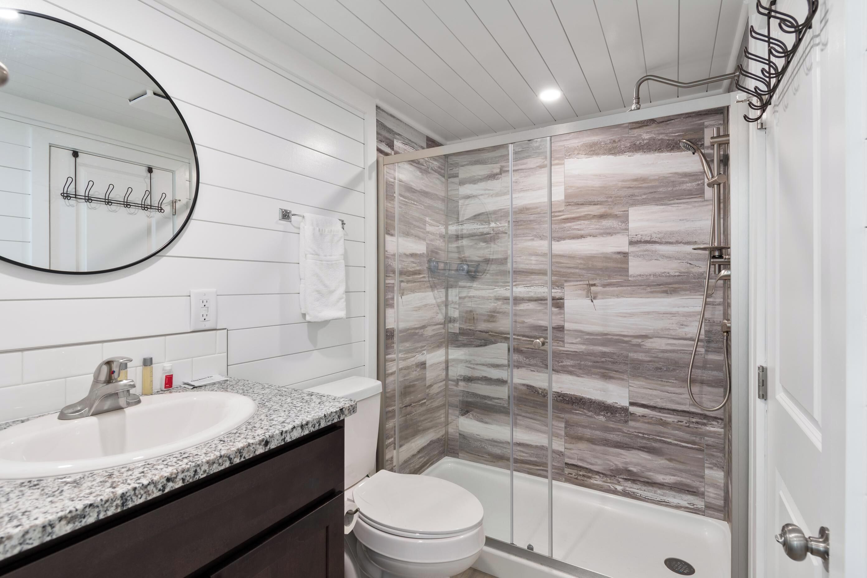 Shower, towels, shampoo