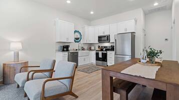 Fridge, microwave, stovetop, dishwasher