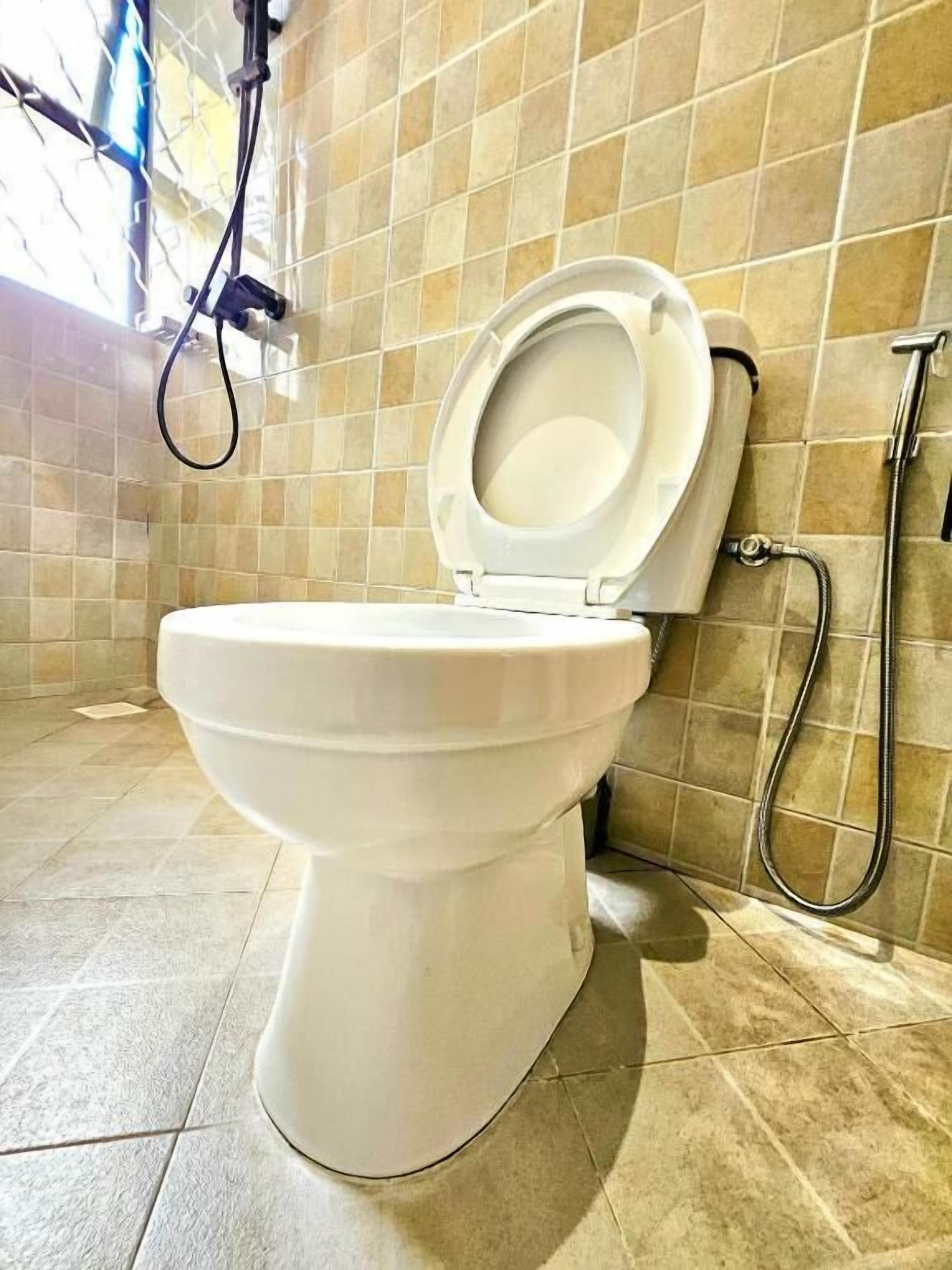 Bathtub, free toiletries, slippers, towels
