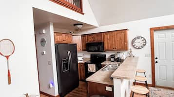 Coffee/tea maker, fridge, microwave, oven