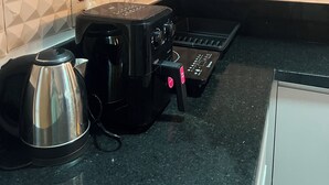 Ett kök med en kaffebryggare, en vattenkokare och en brödrost.