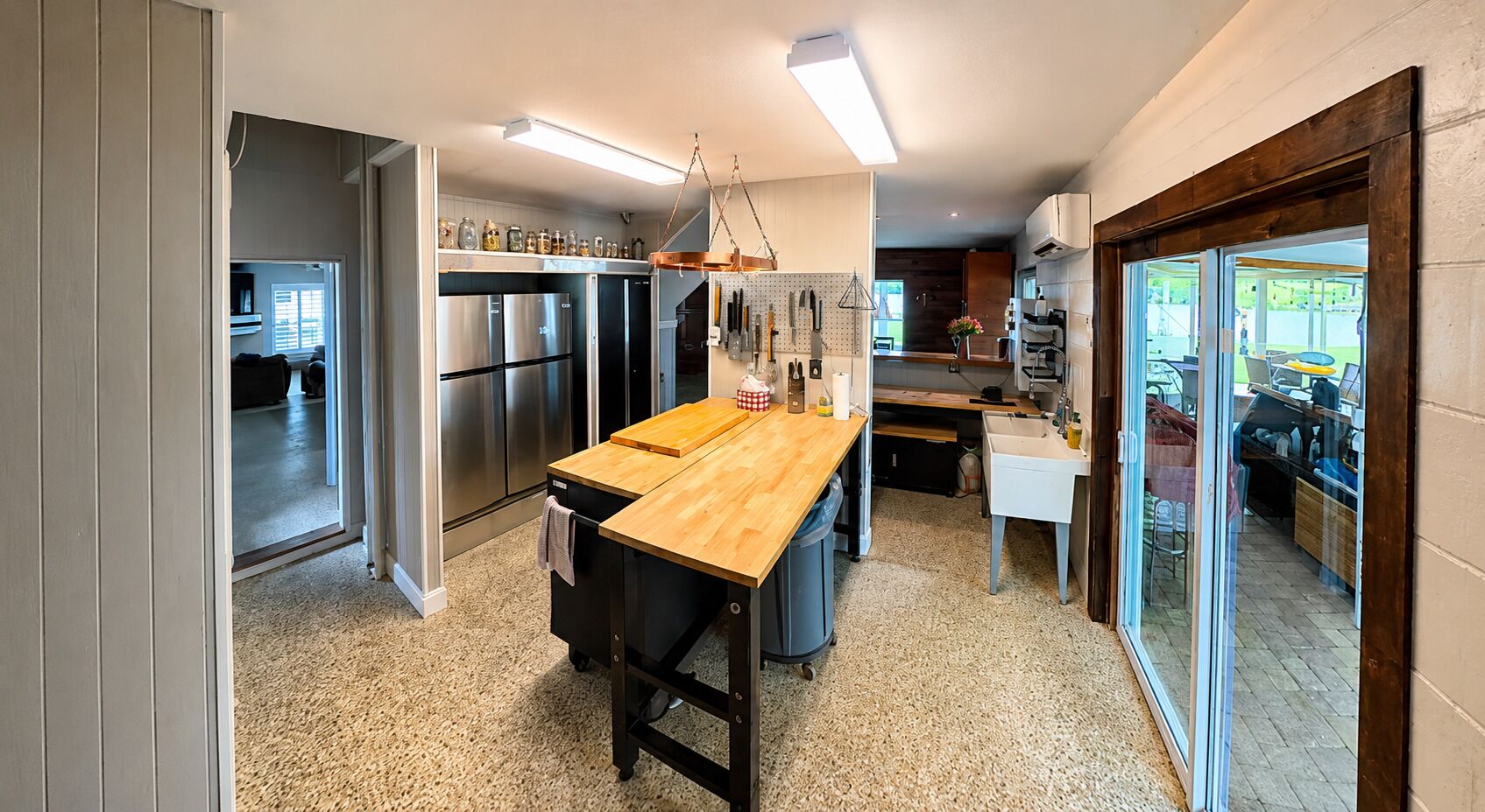 Wasserkocher mit Kaffee-/Teezubehör, Kühlschrank, Mikrowelle, Ofen
