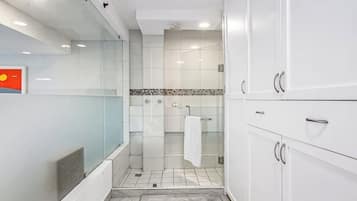 Studio, 1 Queen Bed, Pets Allowed (Kendra 603 at Morgan Residences) | Bathroom | Towels