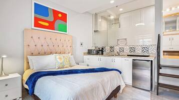 Estudio, 1 cama Queen size, se aceptan mascotas (Kendra 603 at Morgan Residences) | 1 habitación, decoración personalizada y muebles diferentes