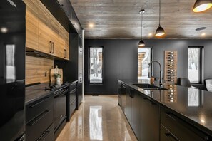 Wasserkocher mit Kaffee-/Teezubehör, Kühlschrank, Mikrowelle, Ofen