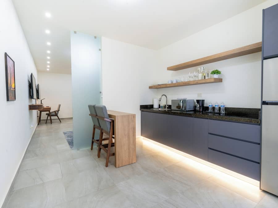 Apartamento conforto, 1 cama Queen, para não fumantes, ar-condicionado | Cozinha privada | Cafeteira/chaleira, mesas de jantar