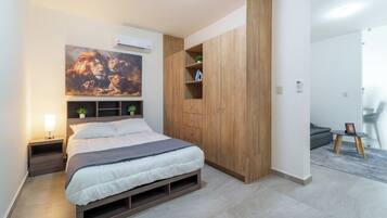 Espacio para trabajar con un portátil y tabla de planchar con plancha