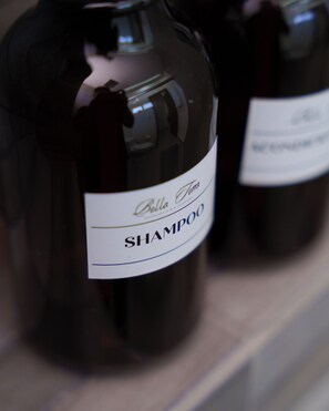 A bottle of Bella Terra Shampoo. - Bella Terra (Hermosillo)