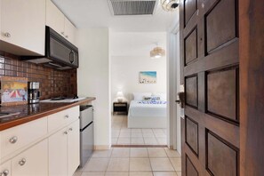 Coffee/tea maker, microwave, stovetop, electric kettle - Fairway Courts Luxury Studio (FC872B) (Humacao)
