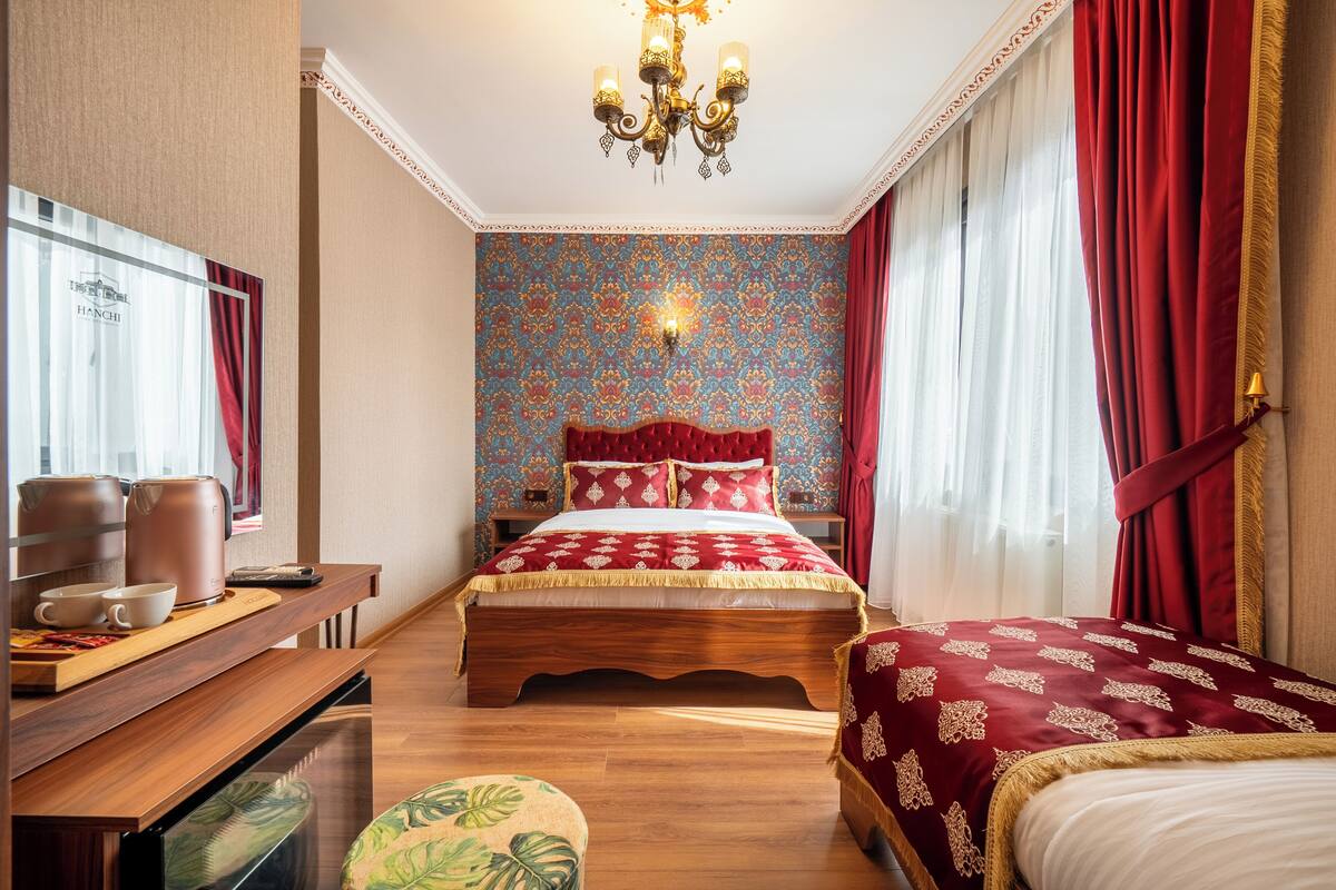 Comfort Triple Room, City View | Meja, ruang kerja komputer riba, langsir/tirai gelap terus 