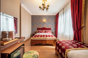 A hotel room with a wooden bed, a desk with a coffee maker, and a large mirror. - Hanchi BY Ottoman Suites (İstanbul)