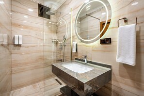 Classic Double Room, City View | Bilik Mandi | Pancuran mandi, kelengkapan dandanan diri mesra alam, pengering rambut 