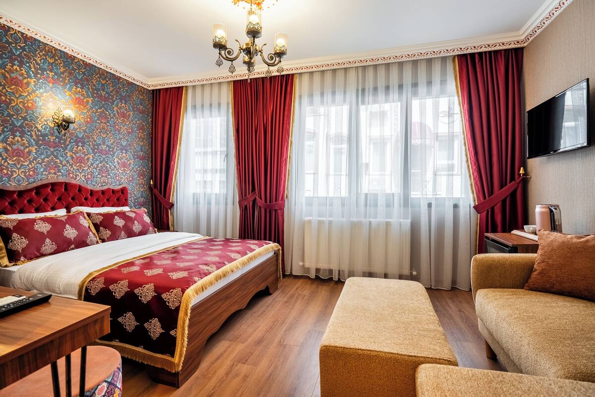 Classic Double Room, City View | Meja, ruang kerja komputer riba, langsir/tirai gelap terus 